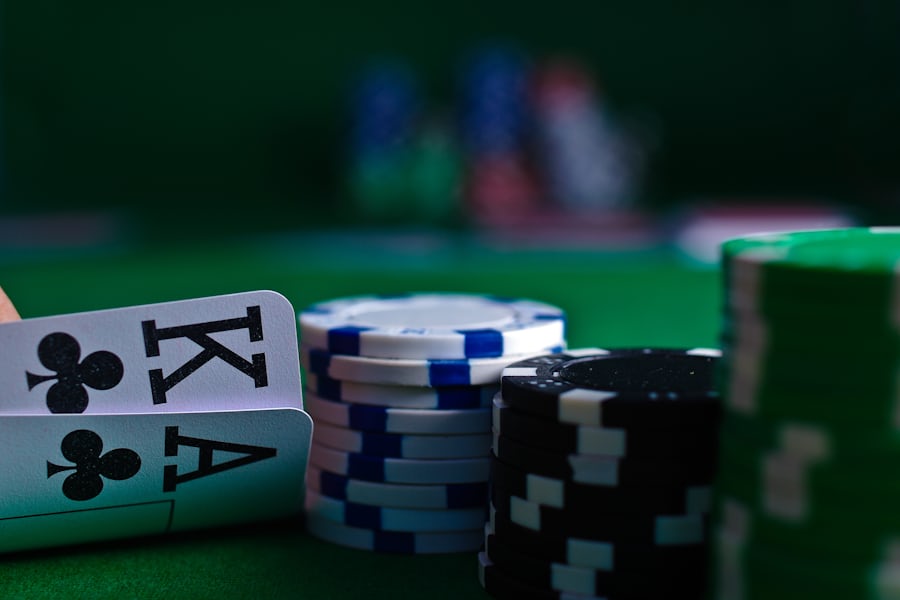 Kartu remi tersebar di atas meja poker berkain hijau