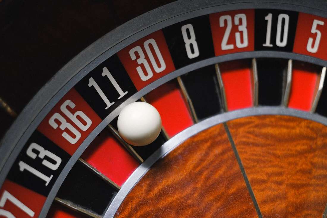Roda roulette dan papan nomor di meja kasino