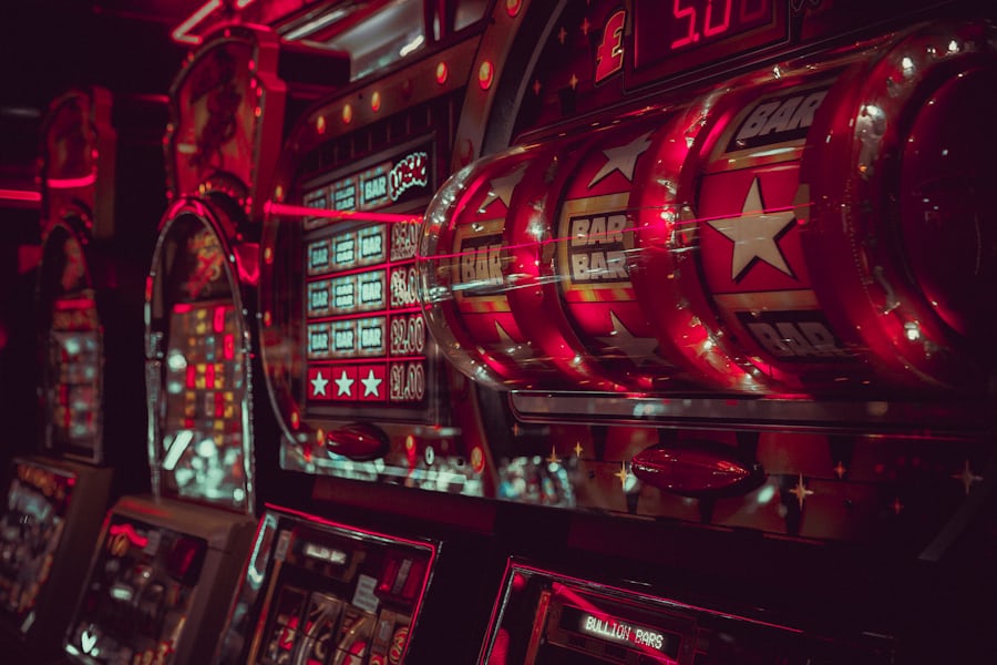 Layar mesin slot menampilkan gulungan dan simbol menyala