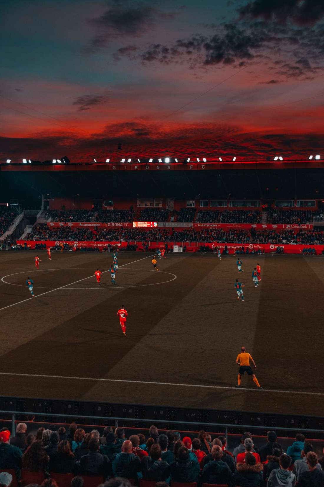 Stadion sepak bola menjelang pertandingan malam